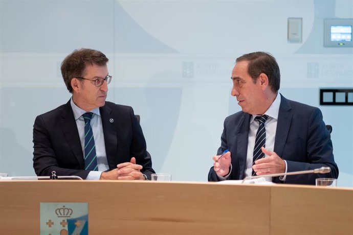 Archivo - Arquivo - O presidente da Xunta, Alberto Núñez Feijóo, e o conselleiro de Facenda, Valeriano Martínez, no Consello da Xunta