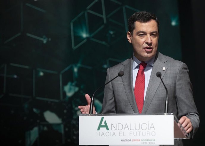 El presidente de la Junta de Andalucía, Juanma Moreno, clausura las jornadas del foro económico 'Andalucía hacia el futuro' organizado por Europa Press, a 7 de octubre del 2021 en Sevilla (Andalucía).