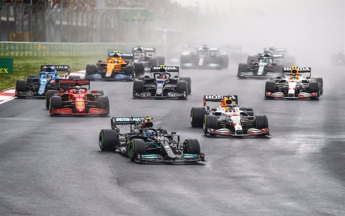 77 BOTTAS Valtteri (fin), Mercedes AMG F1 GP W12 E Performance, action, start and 33 VERSTAPPEN Max (nld), Red Bull Racing Honda RB16B during the Formula 1 Rolex Turkish Grand Prix 2021, 16th round of the 2021 FIA Formula One World Championship from Oct