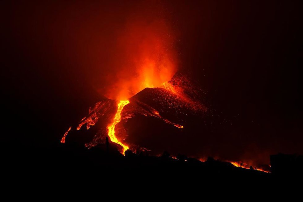 Una de las bocas eruptivas del volcán de Cumbre Vieja, a 10 de octubre de 2021, en La Palma, Canarias (España)