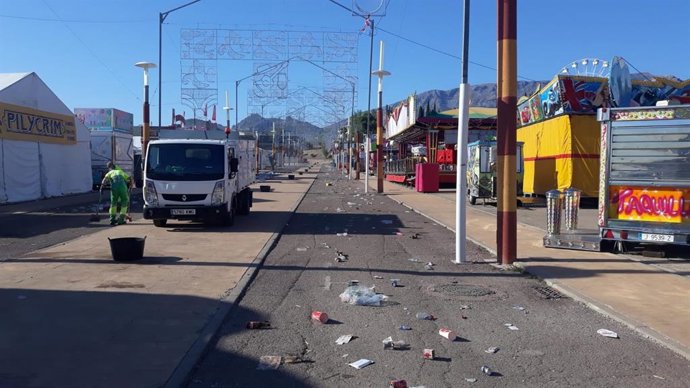 Los equipos de limpieza preparan de nuevo el recinto ferial tras la primera jornada de las Fiestas de San Lucas
