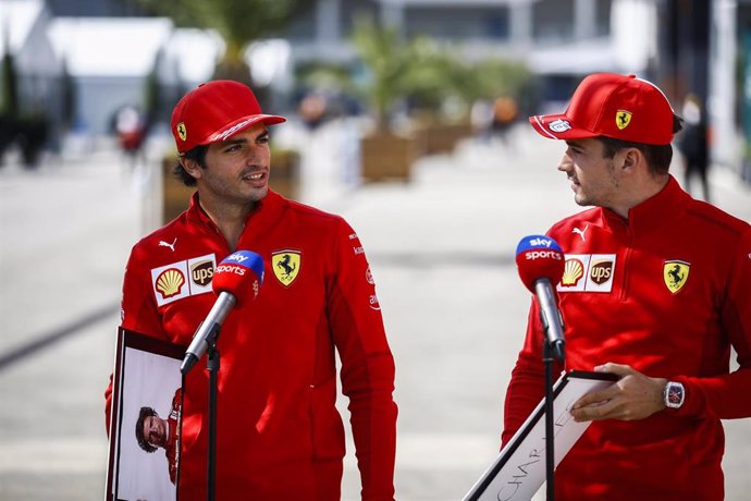 Carlos Sainz junto a Charles Leclerc