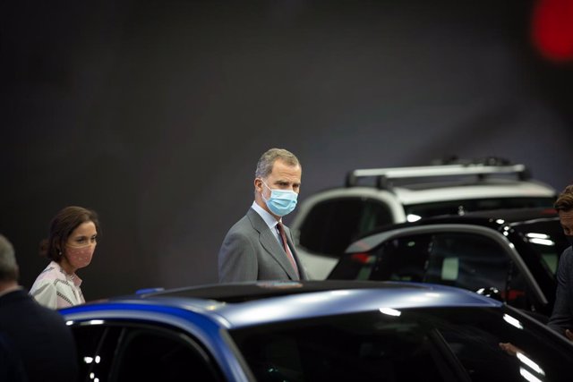 La ministra d'Indústria, Comer i Turisme i el Rei Felipe VI, en l'Automobile Barcelona
