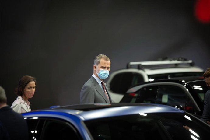 La ministra d'Indústria, Comer i Turisme i el Rei Felipe VI, en l'Automobile Barcelona