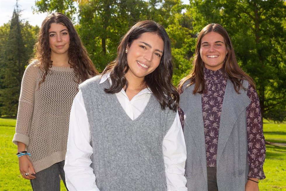 Eva Infante, Ana Paula López y Blanca Ezponda, alumnas del grado en Filosofía, Política y Economía (PPE) de la Universidad de Navarra y promotoras del ciclo