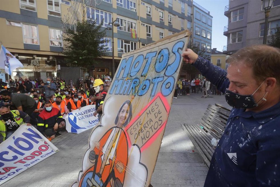 El presidente del Comité de Empresa de Alcoa, José Antonio Zan, en una concentración conjunta de trabajadores de las fábricas de Alcoa y de Vestas situadas en A Mariña (Lugo), frente a la Subdelegación del Gobierno
