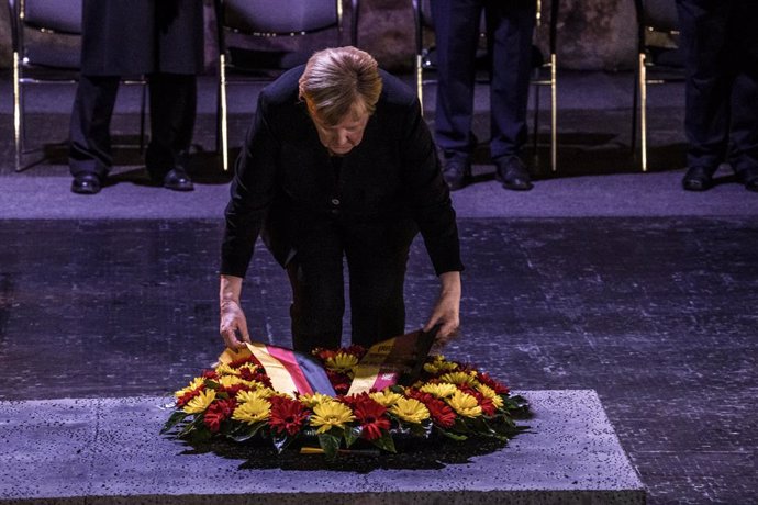 10 October 2021, Israel, Jerusalem: German Chancellor Angela Merkel lays a wreath in the Hall of Remembrance at the Yad Vashem Holocaust memorial museum. Photo: Ilia Yefimovich/dpa