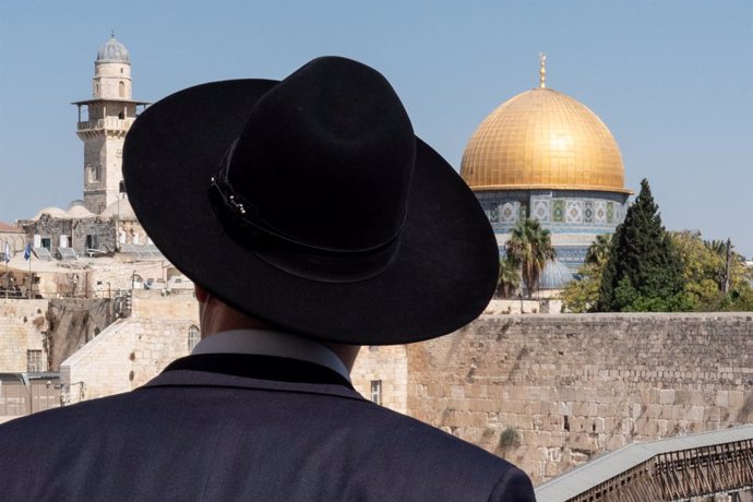 Archivo - Arxiu - Un jueu ortodox davant del Mur de les Lamentacions i l'Esplanada de les Mesquites de Jerusalem