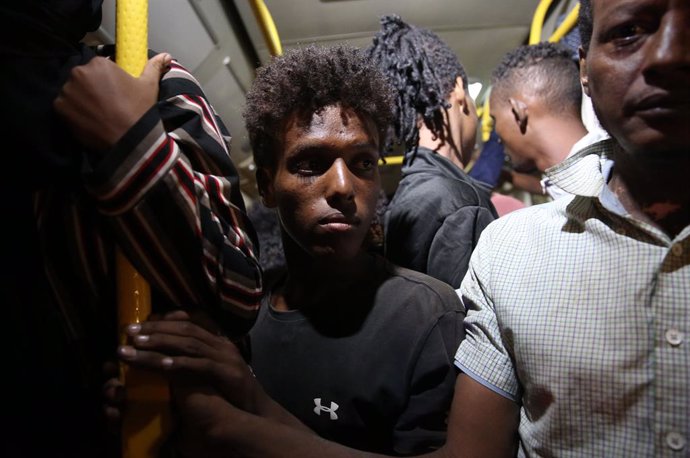 (211008) -- TRIPOLI, Oct. 8, 2021 (Xinhua) -- The asylum-seekers arrested by Libyan authorities are seen on a bus to the immigrant accommodation center in the Gargaresh area of Tripoli, Libya, on Oct. 8, 2021. The United Nations High Commissioner for Re