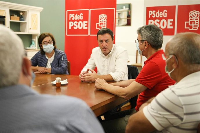 El candidato a la Secretaría Xeral del PSdeG Valentín González Formoso se reúne con militantes en A Guarda (Pontevedra).