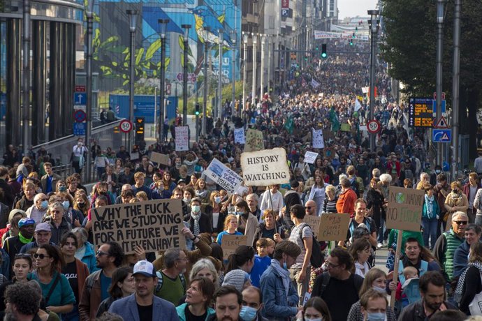 10 October 2021, Belgium, Brussels: Thousands march through Brussels during the #BackToTheClimate demonstration. Photo: Nicolas Maeterlinck/BELGA/dpa