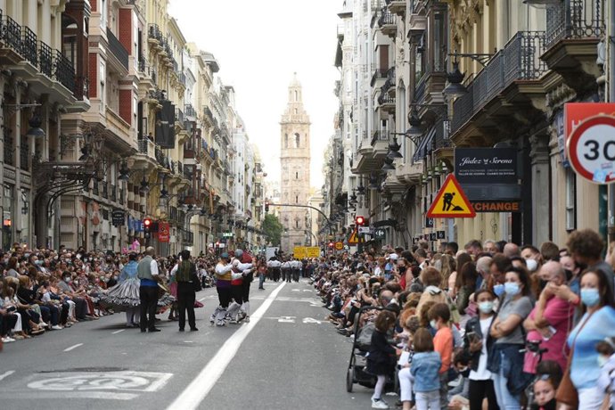 Varias personas acuden a ver la Entrada de Moros y Cristianos, con motivo del 9 dOctubre, en Valencia