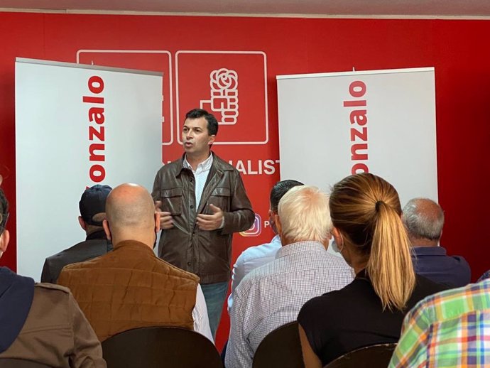 El secretario xeral del PSdeG y candidato a la reelección, Gonzalo Caballero, en un encuentro con la militancia en Noia (A Coruña).