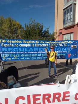 Pancarta en los exteriores del Pabellón Luis Arroyo-Flores del Sil.