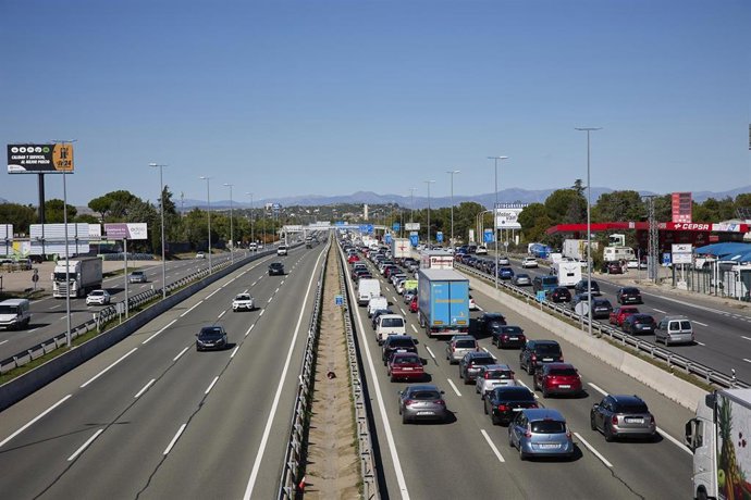 Un atasco en el km. 23 de la autopista A-1, con motivo de la operación salida del Puente del Pilar 2021, el primero sin apenas restricciones debido a la pandemia del Covid-19, a 8 de octubre de 2021, en Madrid (España).