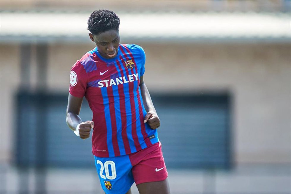 Oshoala celebrando un gol con el FC Barcelona en la Primera Iberdrola 2021-2022