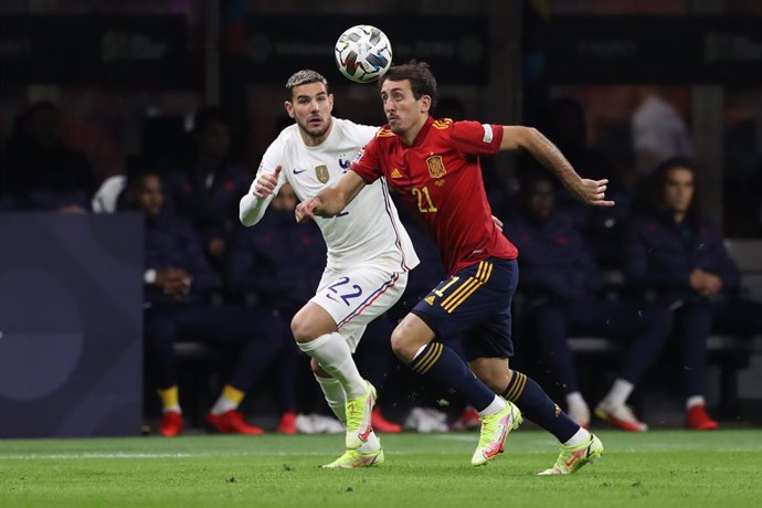 10 October 2021, Italy, Milan: Spain's Mikel Oyarzabal (R) and France's Theo Hernandez battle for the ball during the UEFANations League final soccer match between Spain and France at San Siro Stadium. Photo: Jonathan Moscrop/CSM via ZUMA Wire/dpa