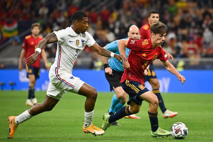 10 October 2021, Italy, Milan: Spain's Gavi (R) and France's Presnel Kimpembe battle for the ball during the UEFANations League final soccer match between Spain and France at San Siro Stadium. Photo: Massimo Paolone/LaPresse via ZUMA Press/dpa