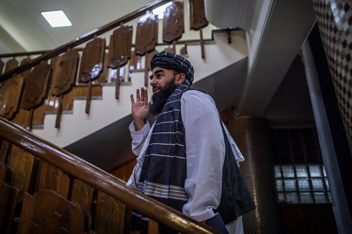 21 September 2021, Afghanistan, Kabul: Taliban government spokesman Zabihullah Mujahid waves as he leaves after a news conference in Kabul. Further ministers and deputies were named as part of the Taliban interim government, none of them are women. Phot