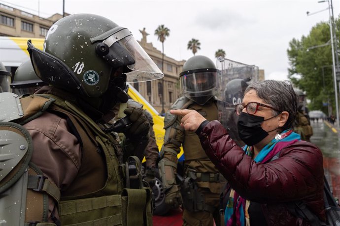 10 October 2021, Chile, Santiago: A woman confronts the police during a protest called for the Day of the Race, or Columbus Day. Photo: Matias Basualdo/ZUMA Press Wire/dpa
