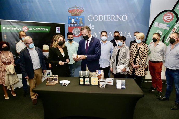 El consejero, Guillermo Blanco, con los productores premiados