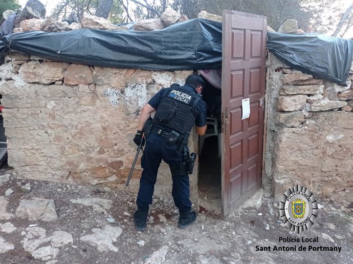 La Policía Local desmantela un asentamiento ilegal en Sa Talaia, Ibiza.