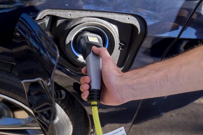 Imagen de archivo de un vehículo eléctrico repostando