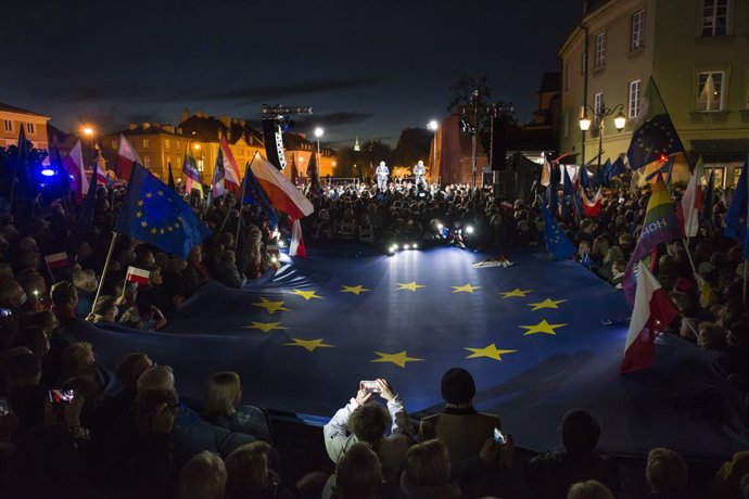 10 October 2021, Poland, Warsaw: Protesters hold EU and Polish flags during the pro-EU rally to show support for the European Union after the constitutional court ruled earlier this week that the Polish constitution overrides EU laws. Photo: Attila Huse