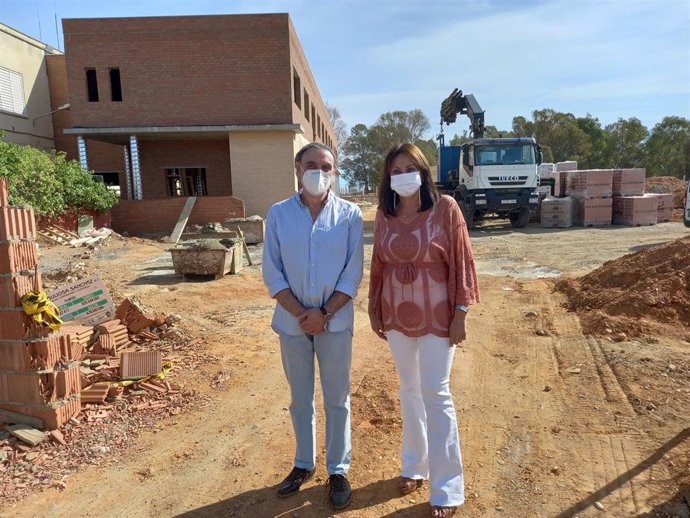 La delegada de Educación visita las obras de ampliación del IES Alto Conquero.