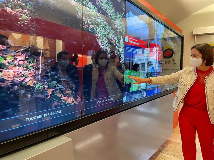 La ministra de Industria, Comercio y Turismo, Reyes Maroto, en la presentación del Centro Multimedia Interactivo de la oficina de Turespaña en Roma, que en 2021 y 2022 estará dedicado a promocionar el Xacobeo.