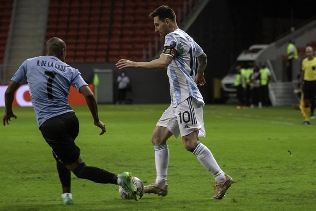 Archivo - 18 June 2021, Brazil, Brasilia: Argentina's Lionel Messi (R) and Uruguay's Nicolas De La Cruz battle for the ball during the CONMEBOL Copa America Group B soccer match between Argentina and Uruguay at the Mane Garrincha Stadium. Photo: Leco Vian