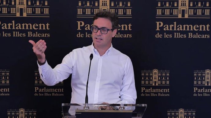 El portavoz del PP en el Parlament, Antoni Costa, este lunes en rueda de prensa.