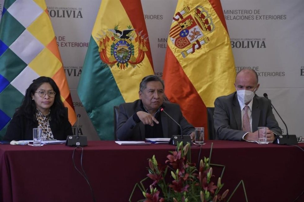 Archivo - La viceministra boliviana de Gestión Institucional y Consular, Eva Chuquimia; el ministro de Exteriores de Bolivia, Rogelio Mayta, y el embajador de España en Bolivia, Francisco Javier Gassó.