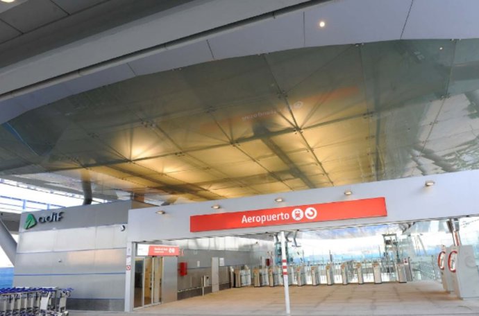 Fachada principal de la estación de Aeropuerto en la línea Málaga-Fuengirola