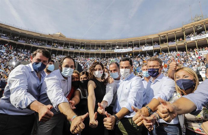 Varios presidentes del PP en la Convención  Nacional de Valencia: Alfonso Fernández Mañueco, Francisco Núñez, Isabel Díaz Ayuso, Carlos Iturgaiz, Juanma Moreno, Alberto Núñez Feijóo y Australia Navarro.  Plaza de Toros de Valencia, 3 de octubre de 2021.