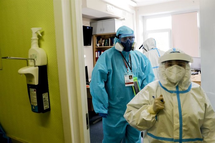 Archivo - Trabajadores sanitarios en un hosptal de Moscú