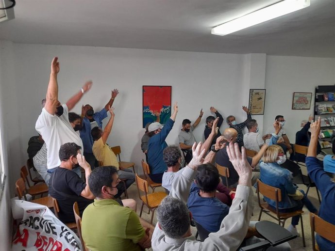 Asamblea general trabajadores de las contratas de Recojida de Residuo Solidos Urbanos (RSU),  limpieza viaria, voluminosos y puntos verdes, en Menorca.