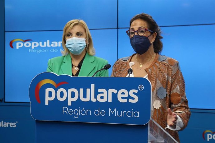 La diputada del PP Isabel Borrego junto a la senadora Violante Tomás