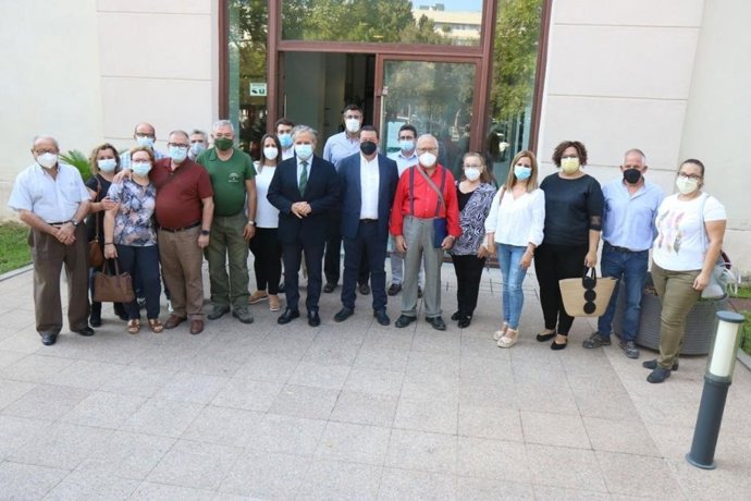 Responsables de AVRA y la GMU con los vecinos firmantes de la Barriada del Ángel.