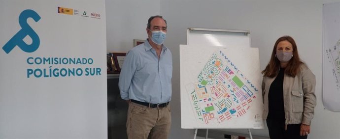 El comisionado del Polígono Sur, Jaime Bretón, y la decana del Colegio de Arquitectos de Sevilla, Cristina Murillo.