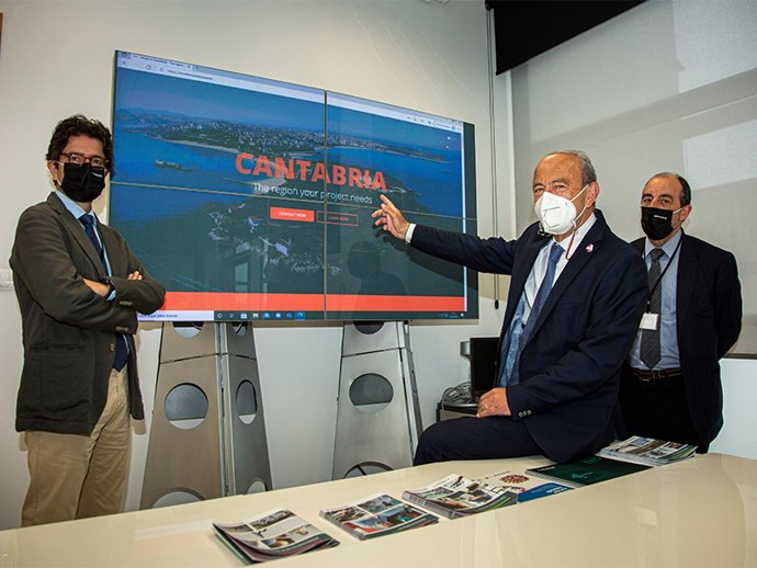 El consejero de Indutria, Javier López Marcano; el consejero delegado de Sodercan, Rafael Pérez Tezanos; y el director general, García Delgado