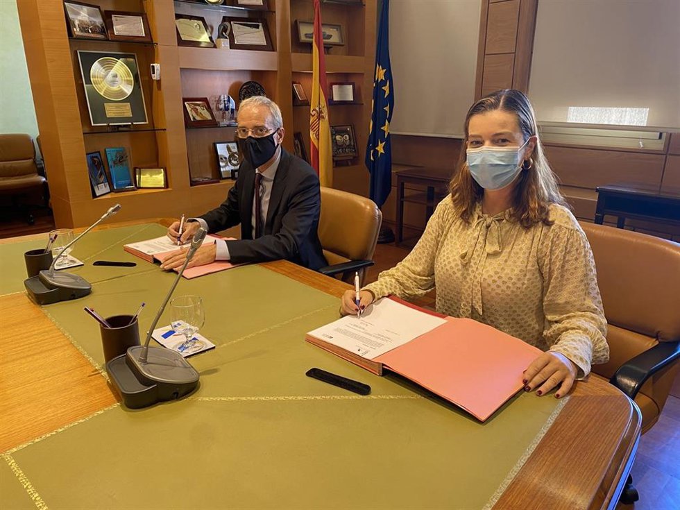 El Director General de la Agencia Estatal de Administración Tributaria, Jesús Gascón Catalán, y la Presidenta y Directora General de la Mesa del Tabaco, Águeda García-Agulló, durante la firma del acuerdo entre ambas entidades