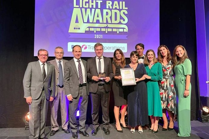 Metro de Sevilla recoge el premio Global Light Rail Awards 2021 en una ceremonia en Londres.