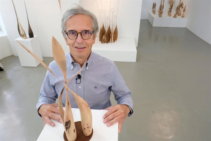 Odnoder posa con su obra en el espacio de Primavera 9 en SCULTO