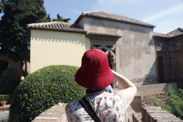 Una turista en Málaga en una imagen de archivo reciente de este otoño