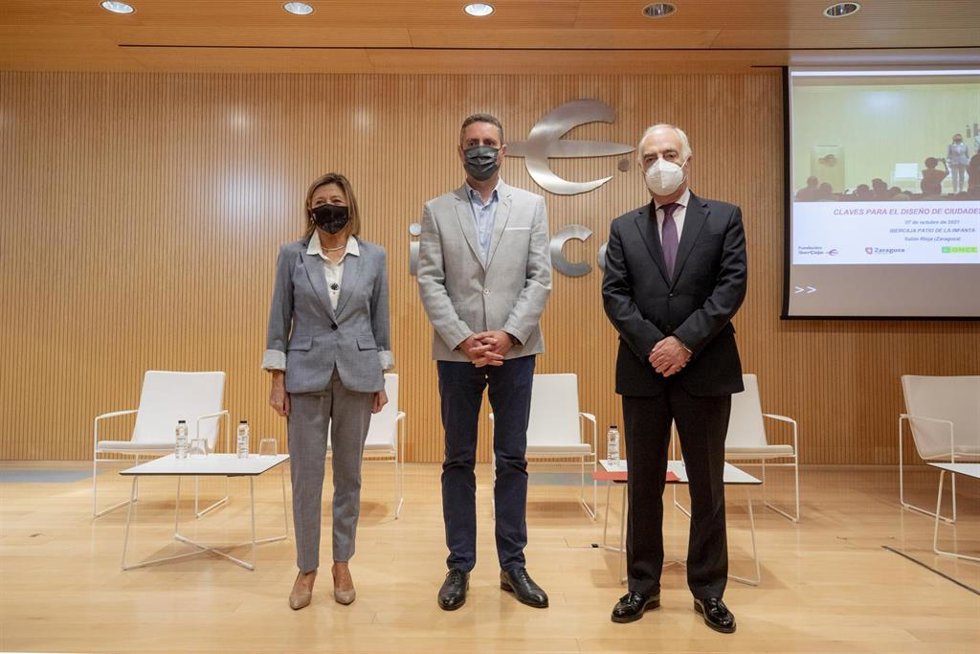 El director general de Fundación Ibercaja, José Luis Rodrigo; el presidente del Consejo Territorial de la ONCE, José Luis Catalán; y la consejera municipal de Infraestructura, Vivienda y Medio Ambiente, Patricia Cavero, en una jornada de Mobility City