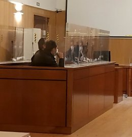 En primer plano, uno de los acusados de la estafa cometida a través de Internet en la venta de un Iphone.