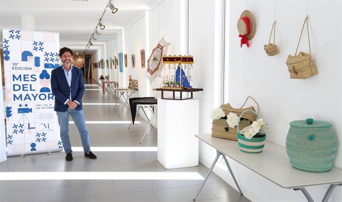 El diputado de Mayores, Francisco José Martín, en la muestra 'Arte Mayor'