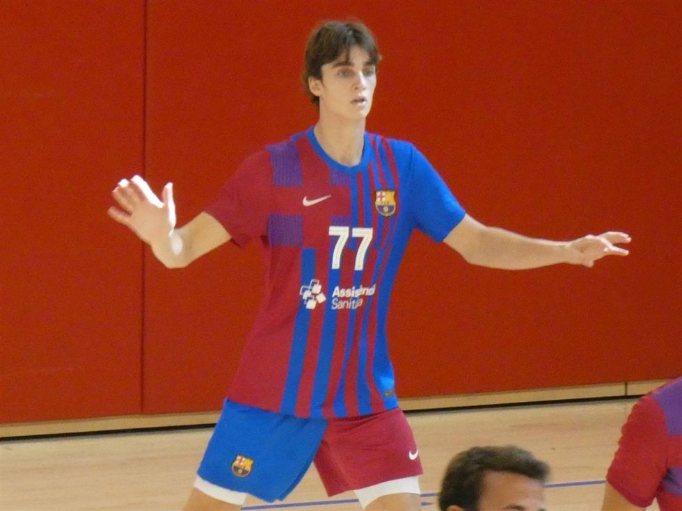 Pablo Urdangarín juega con el dorsal 77 en el Bara B de balonmano