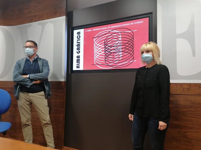 El Presidente de la Fundación Municipal de Cultura, José Luis Costillas presenta una nueva edición de Alma Gráfica junta a Marta Fermín, directora de Alma Gráfica.